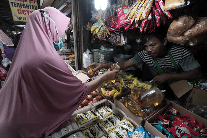 Warga menunjukkan minyak goreng curah di Pasar Kecapi, Kota Bekasi, Jawa Barat, Sabtu (21/5/2022).
