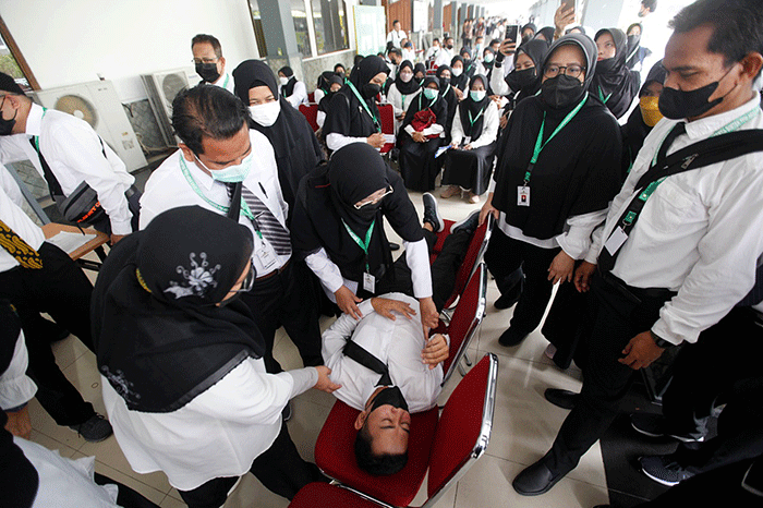 Petugas haji yang tergabung dalam Petugas Penyelenggara Ibadah Haji (PPIH) Arab Saudi tahun 2022 melakukan gladi posko di Asrama Haji Pondok Gede.
