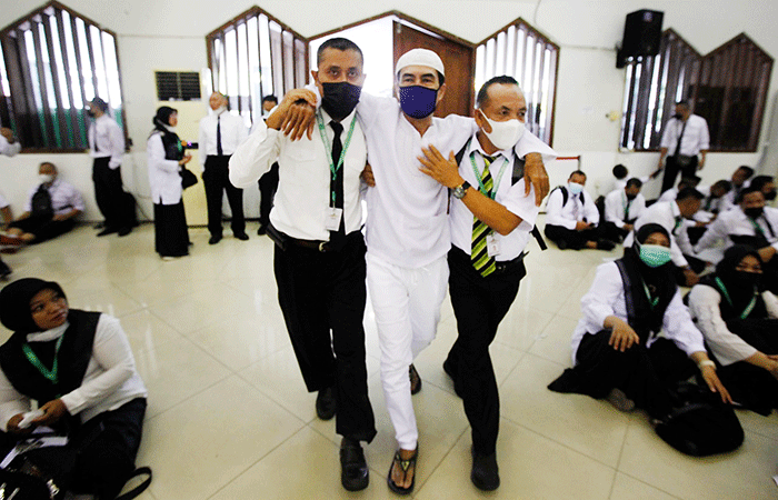 Petugas haji yang tergabung dalam Petugas Penyelenggara Ibadah Haji (PPIH) Arab Saudi tahun 2022 melakukan gladi posko di Asrama Haji Pondok Gede.