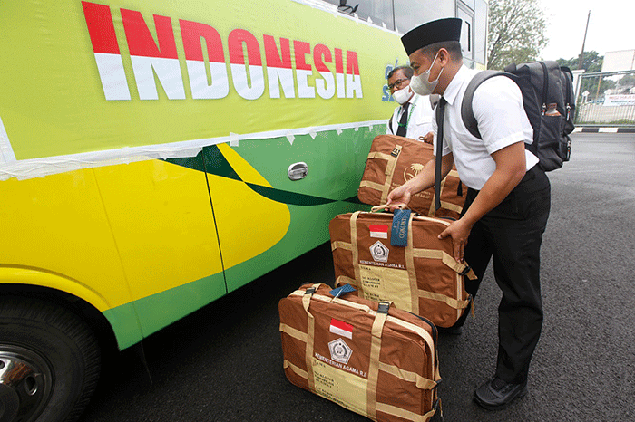 Petugas haji yang tergabung dalam Petugas Penyelenggara Ibadah Haji (PPIH) Arab Saudi tahun 2022 melakukan gladi posko di Asrama Haji Pondok Gede.