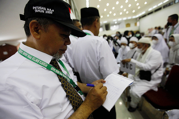 Petugas haji yang tergabung dalam Petugas Penyelenggara Ibadah Haji (PPIH) Arab Saudi tahun 2022 melakukan gladi posko di Asrama Haji Pondok Gede.
