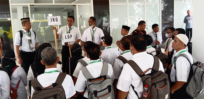 Petugas haji yang tergabung dalam Petugas Penyelenggara Ibadah Haji (PPIH) Arab Saudi tahun 2022 melakukan gladi posko di Asrama Haji Pondok Gede.
