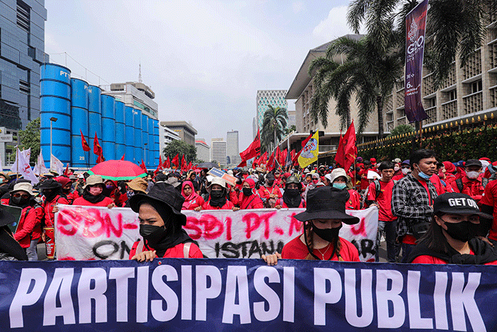 Massa aksi yang tergabung dalam Aliansi Gerakan Buruh Bersama Rakyat atau Gebrak saat menggelar aksi unjuk rasa di kawasan Patung Kuda, Jakarta Pusat.