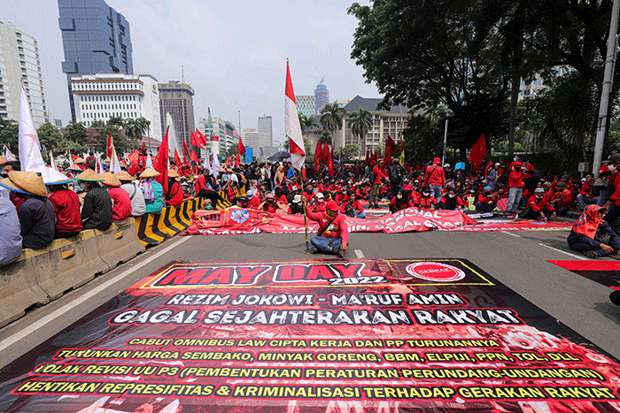 Massa aksi yang tergabung dalam Aliansi Gerakan Buruh Bersama Rakyat atau Gebrak saat menggelar aksi unjuk rasa di kawasan Patung Kuda, Jakarta Pusat.