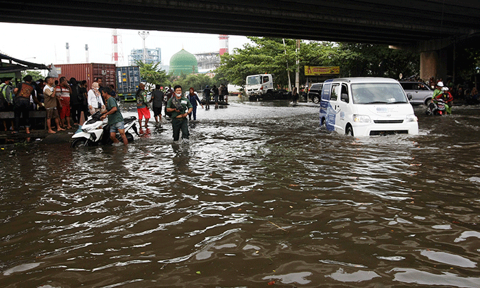 Banjir rob menerjang sejumlah daerah di wilayah Kecamatan Semarang Utara, Kota Semarang, Jawa Tengah, Senin (23/5/2022).