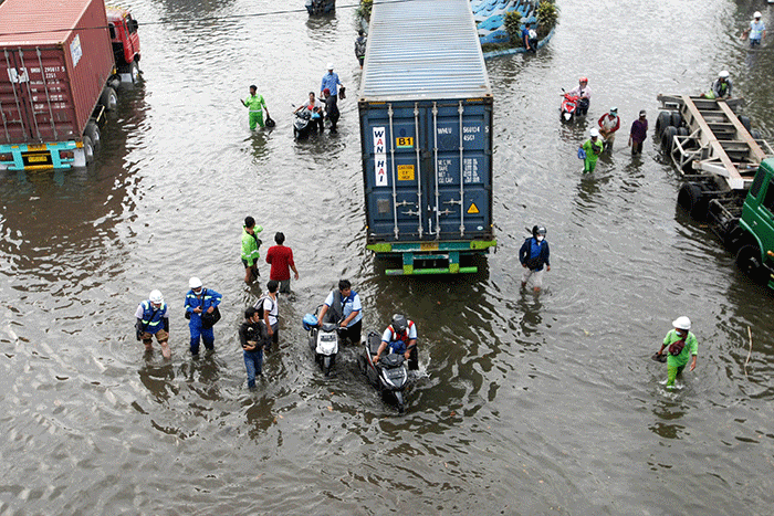 Banjir rob menerjang sejumlah daerah di wilayah Kecamatan Semarang Utara, Kota Semarang, Jawa Tengah, Senin (23/5/2022).