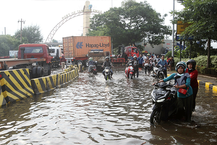 Banjir rob menerjang sejumlah daerah di wilayah Kecamatan Semarang Utara, Kota Semarang, Jawa Tengah, Senin (23/5/2022).