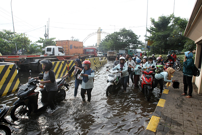 Banjir rob menerjang sejumlah daerah di wilayah Kecamatan Semarang Utara, Kota Semarang, Jawa Tengah, Senin (23/5/2022).