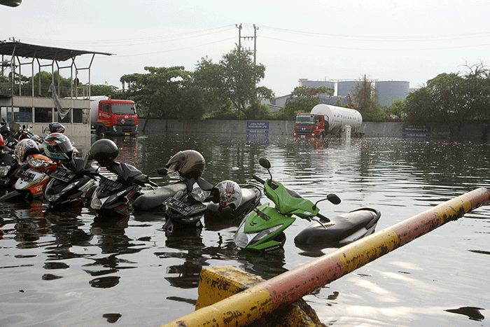 Banjir rob menerjang sejumlah daerah di wilayah Kecamatan Semarang Utara, Kota Semarang, Jawa Tengah, Senin (23/5/2022).