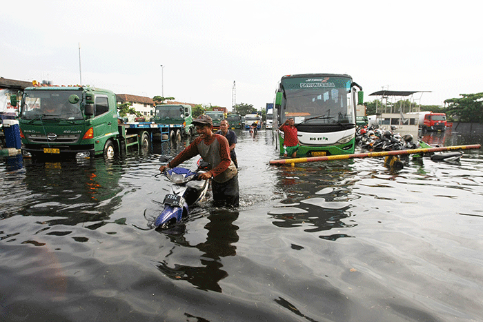Banjir rob menerjang sejumlah daerah di wilayah Kecamatan Semarang Utara, Kota Semarang, Jawa Tengah, Senin (23/5/2022).
