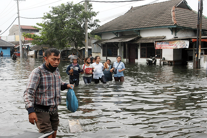 Banjir rob menerjang sejumlah daerah di wilayah Kecamatan Semarang Utara, Kota Semarang, Jawa Tengah, Senin (23/5/2022).