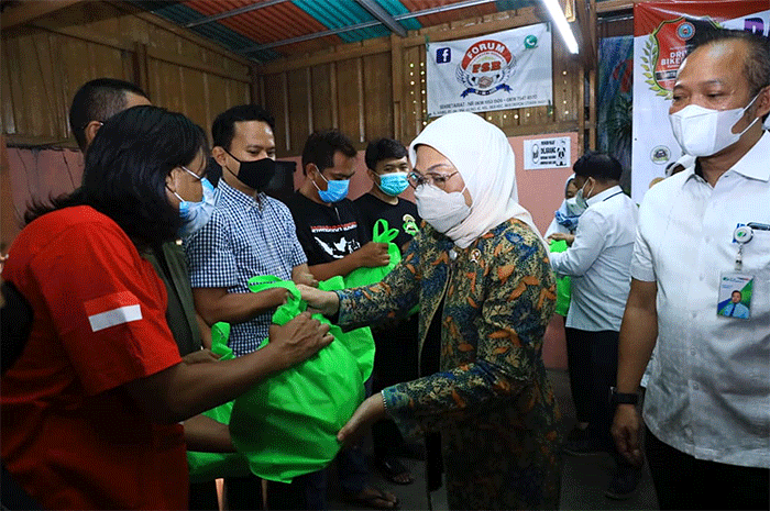Menaker Ida Fauziah saat menghadiri acara halal bihalal dengan perkumpulan komunitas pengemudi Indonesia.