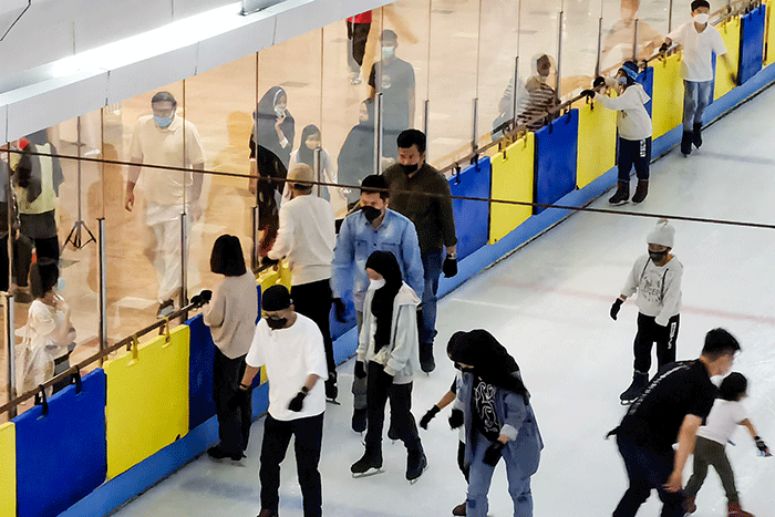 Sejumlah pengunjung tetap menggunakan masker dan menjalani aturan protokol kesehatan saat bermain ice skating yang berada di Pusat Perbelanjaan.