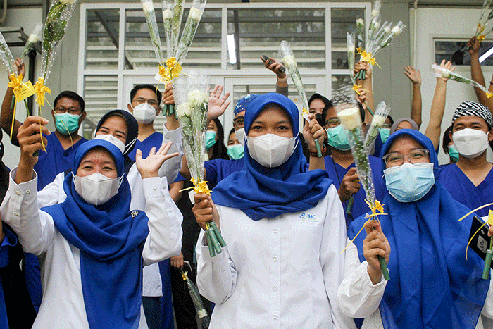 Sejumlah pengurus dan anggota Angkatan Muda Partai Golkar (AMPG) membagikan bunga secara simbolis sebagai tanda terima kasih kepada nakes di RS Pusat Pertamina.