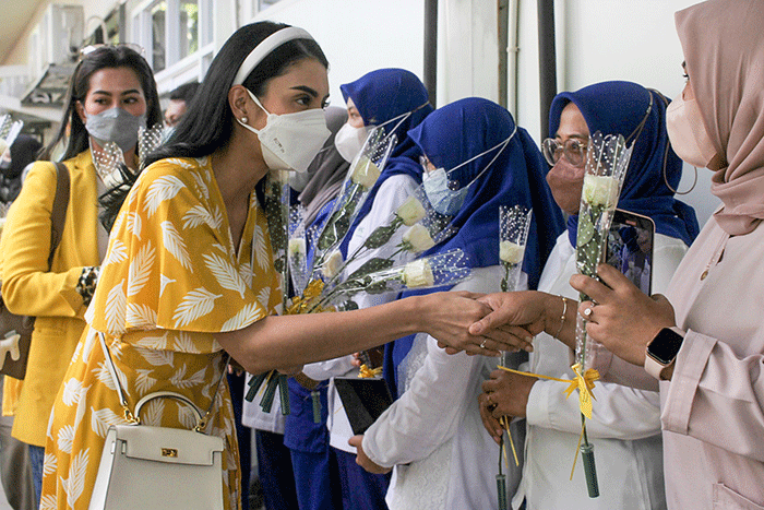 Sejumlah pengurus dan anggota Angkatan Muda Partai Golkar (AMPG) membagikan bunga secara simbolis sebagai tanda terima kasih kepada nakes di RS Pusat Pertamina.