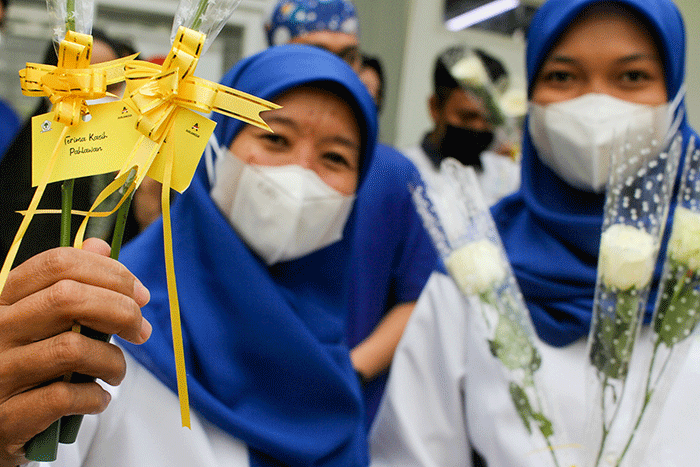 Sejumlah pengurus dan anggota Angkatan Muda Partai Golkar (AMPG) membagikan bunga secara simbolis sebagai tanda terima kasih kepada nakes di RS Pusat Pertamina.