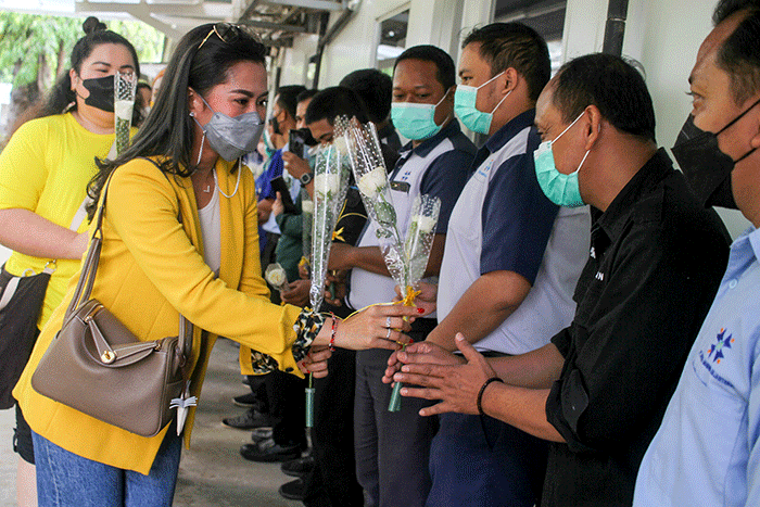 Sejumlah pengurus dan anggota Angkatan Muda Partai Golkar (AMPG) membagikan bunga secara simbolis sebagai tanda terima kasih kepada nakes di RS Pusat Pertamina.