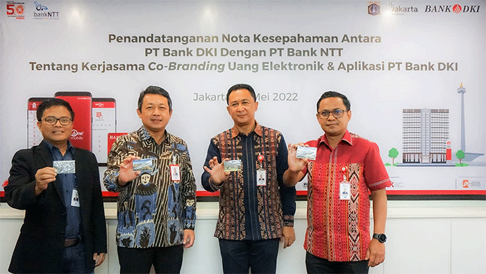 Penandatanganan Nota Kesepahaman antara PT Bank DKI dengan PT Bank NTT tentang kerja sama co-branding uang elektronik dan aplikasi PT Bank DKI di Jakarta.