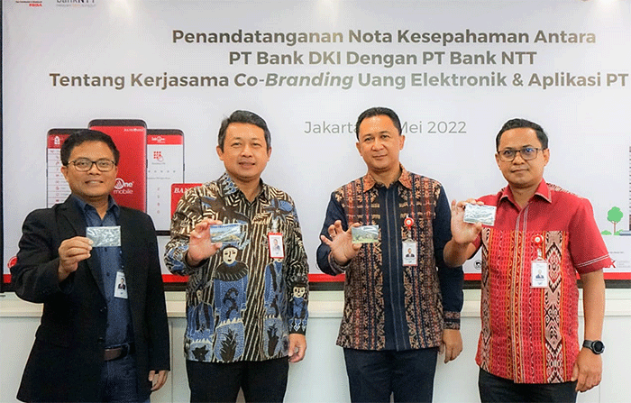 Penandatanganan Nota Kesepahaman antara PT Bank DKI dengan PT Bank NTT tentang kerja sama co-branding uang elektronik dan aplikasi PT Bank DKI di Jakarta.