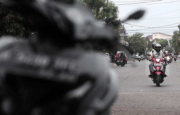 Warga beraktivitas di kawasan Kota Bekasi, Jawa Barat, Selasa (24/5/2022).