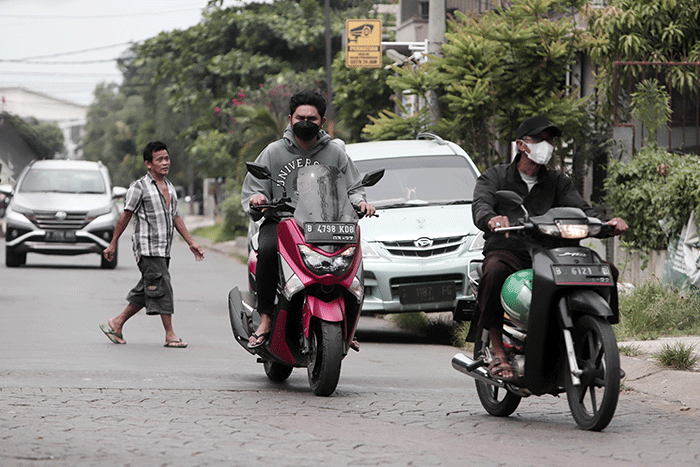 Warga beraktivitas di kawasan Kota Bekasi, Jawa Barat, Selasa (24/5/2022).