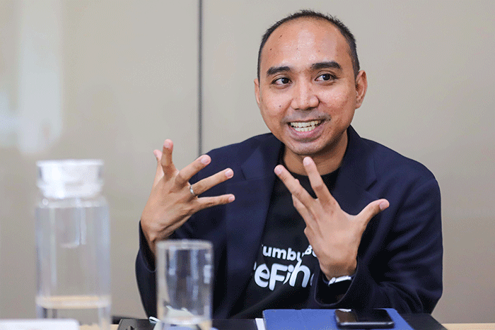Co-Founder & Chief Internal Operations Officer eFishery, Chrisna Aditya Wardani saat sesi wawancara di kawasan Dago Pakar, Bandung, Jawa Barat.