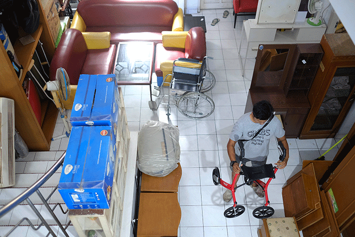Sejumlah peralatan musik dan kelengkapan rumah tangga berjejer di Galeri Barang Bekas (Gribs) Bank Joe, Jalan Meranti, Makassar, Selasa (24/5/2022).