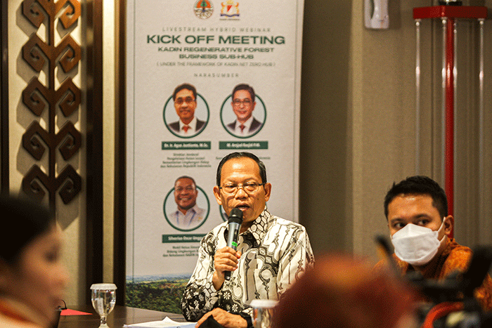 Wakil Ketua Umum Bidang Lingkungan Hidup dan Kehutanan KADIN, Silverius Oscar Unggul saat memaparkan program Regenerative Forest Bussines Sub Hub.