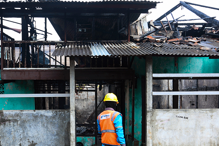 Petugas pemadam kebakaran berusaha memadamkan api yang membakar rumah warga di Jalan Masjid Alhuda atau depan Stasiun Kebayoran Lama.
