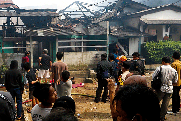 Petugas pemadam kebakaran berusaha memadamkan api yang membakar rumah warga di Jalan Masjid Alhuda atau depan Stasiun Kebayoran Lama.