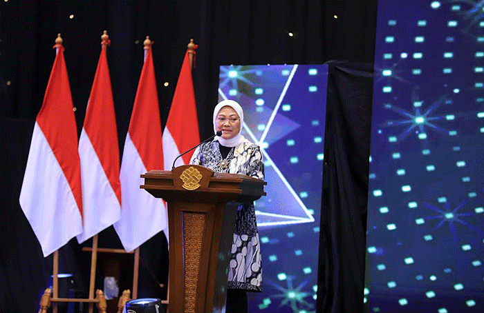 Menteri Ketenagakerjaan Ida Fauziyah menyerahkan penghargaan Pembina Keselamatan dan Kesehatan Kerja (K3) Terbaik kepada 15 Gubernur di Jakarta.
