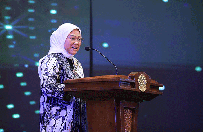 Menteri Ketenagakerjaan Ida Fauziyah menyerahkan penghargaan Pembina Keselamatan dan Kesehatan Kerja (K3) Terbaik kepada 15 Gubernur di Jakarta.