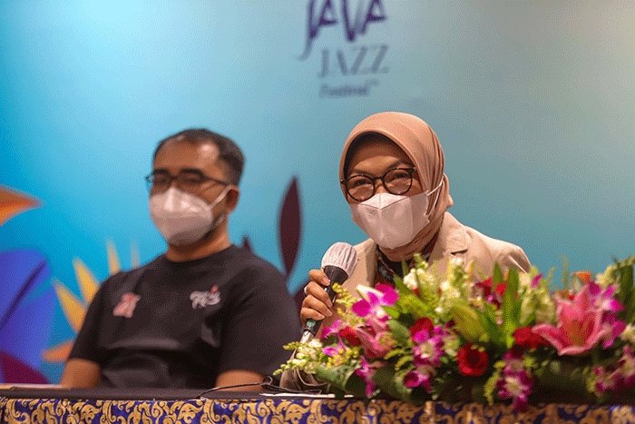 Direktur Utama Java Festival Production Dewi Gontha (tengah) saat konferensi pers jelang Jakarta International BNI Java Jazz Festival 2022.