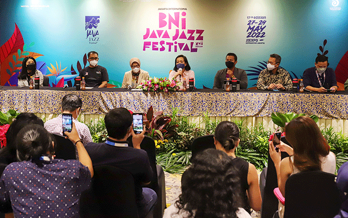 Direktur Utama Java Festival Production Dewi Gontha (tengah) saat konferensi pers jelang Jakarta International BNI Java Jazz Festival 2022.