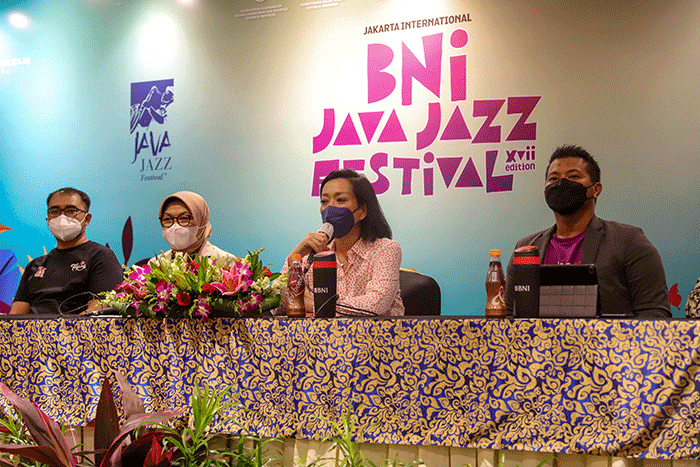 Direktur Utama Java Festival Production Dewi Gontha (tengah) saat konferensi pers jelang Jakarta International BNI Java Jazz Festival 2022.