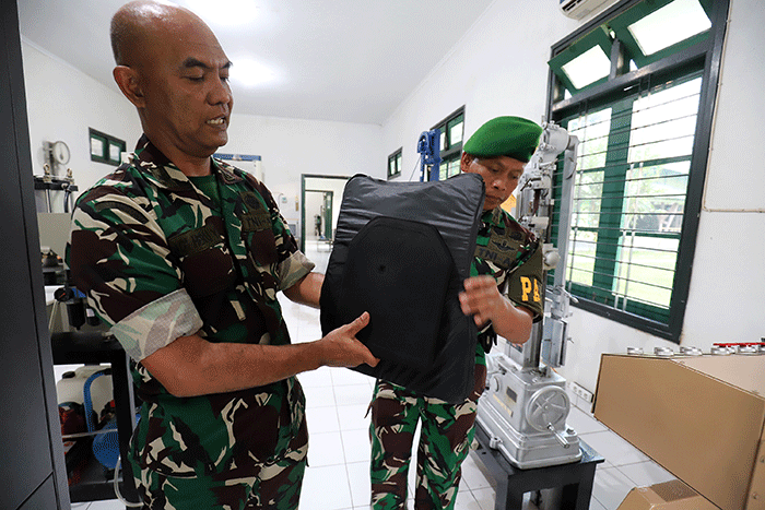 Prajurit TNI dari Laboratorium Litbang TNI AD menjelaskan peralatan canggih untuk memastikan kelengkapan prajurit TNI lolos uji kompetensi di Batujajar.