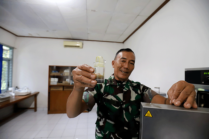 Prajurit TNI dari Laboratorium Litbang TNI AD menjelaskan peralatan canggih untuk memastikan kelengkapan prajurit TNI lolos uji kompetensi di Batujajar.