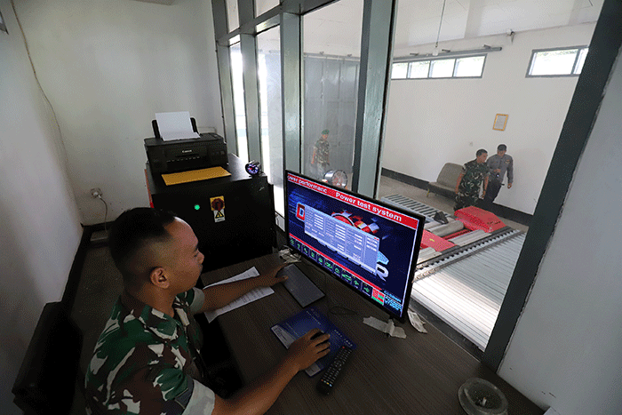 Prajurit TNI dari Laboratorium Litbang TNI AD menjelaskan peralatan canggih untuk memastikan kelengkapan prajurit TNI lolos uji kompetensi di Batujajar.
