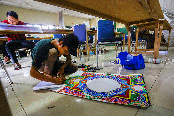Puluhan peserta cabang lomba kaligrafi/khat mushaf dan naskah Musabaqah Tilawatil Qur’an (MTQ) XXIX Tingkat Provinsi Sumatera Selatan tahun 2022.