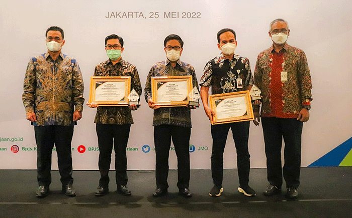 Penghargaan Bank DKI sebagai Badan Usaha Milik Daerah Peduli Perlindungan Jaminan Sosial Ketenagakerjaan dari BPJS Ketenagakerjaan.