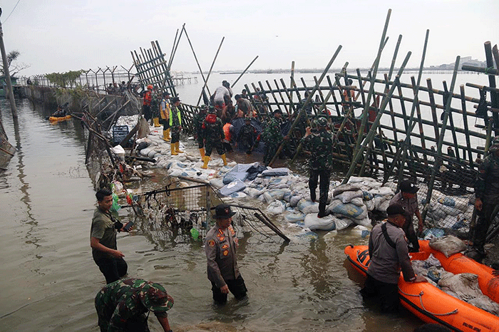 Puluhan prajurit Yonif Raider 400/BR turun ke lokasi terdampak banjir rob di kawasan Pelabuhan Tanjung Emas, Semarang, Jawa Tengah, Kamis (26/5/2022).