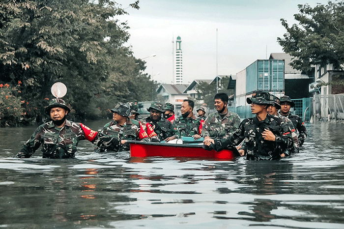 Puluhan prajurit Yonif Raider 400/BR turun ke lokasi terdampak banjir rob di kawasan Pelabuhan Tanjung Emas, Semarang, Jawa Tengah, Kamis (26/5/2022).