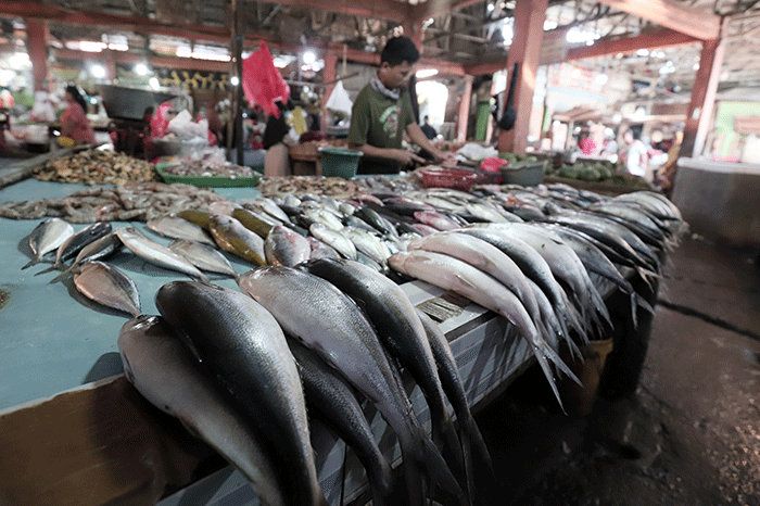 Pedagang ikan laut melayani pembeli di Pasar Kecapi, Kota Bekasi, Jawa Barat, Kamis (26/5/2022).