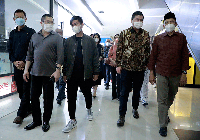 Executive Chairman MNC Group Hary Tanoesoedibjo nonton bareng Film Srimulat: Hil yang Mustahal dengan Wali Kota Solo, Gibran Rakabuming Raka.