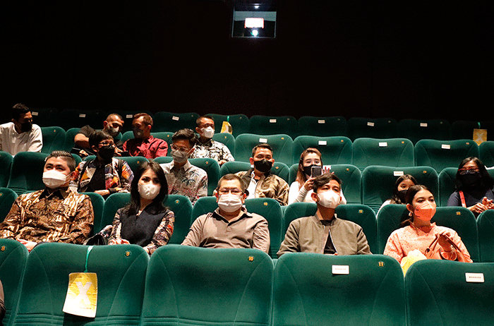 Executive Chairman MNC Group Hary Tanoesoedibjo nonton bareng Film Srimulat: Hil yang Mustahal dengan Wali Kota Solo, Gibran Rakabuming Raka.