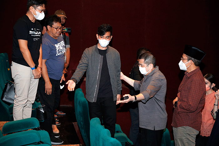 Executive Chairman MNC Group Hary Tanoesoedibjo nonton bareng Film Srimulat: Hil yang Mustahal dengan Wali Kota Solo, Gibran Rakabuming Raka.