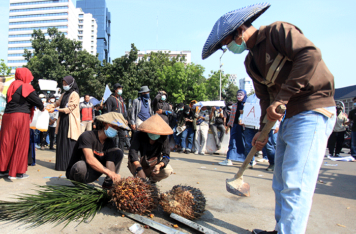 Pengunjuk rasa yang tergabung dalam Barisan Masyarakat Anti Korupsi, Kolusi dan Nepotisme melakukan aksi teatrikal saat berunjuk rasa di kawasan Patung Kuda.