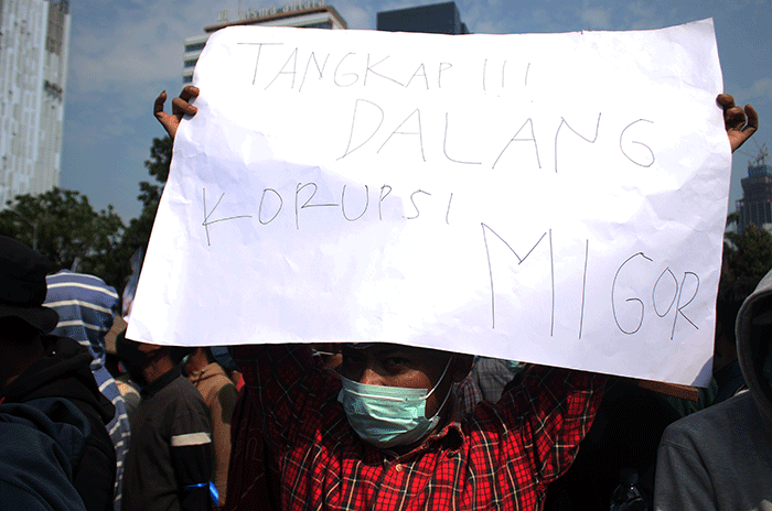 Pengunjuk rasa yang tergabung dalam Barisan Masyarakat Anti Korupsi, Kolusi dan Nepotisme melakukan aksi teatrikal saat berunjuk rasa di kawasan Patung Kuda.