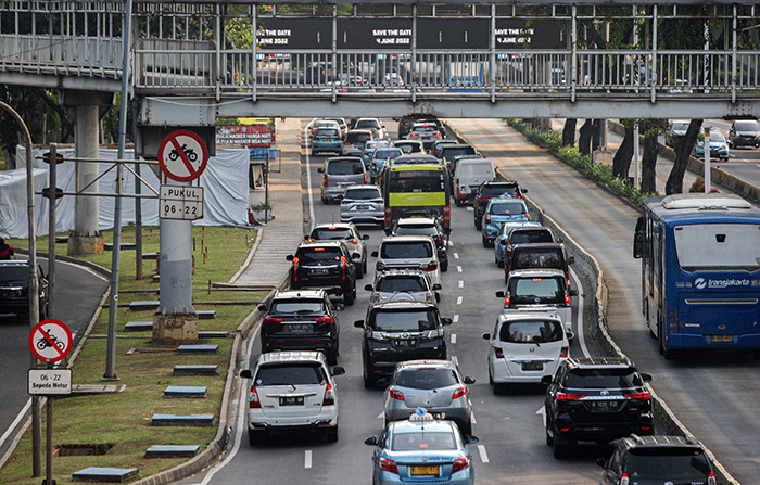 Sejumlah kendaraan melintasi kawasan Jalan Jenderal Sudirman, Jakarta, Jumat (27/5/2022).