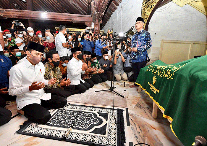 Presiden Joko Widodo melaksanakan shalat jenazah atas wafatnya Buya Syafii Maarif di Masjid Gedhe Kauman, Yogyakarta, Jumat (27/5/2022).